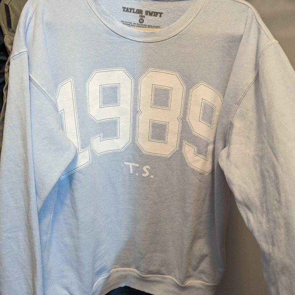 Taylor Swift 1989 sweatshirt medium